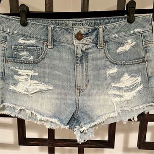 WOMEN’S (NWT) AMERICAN EAGLE DISTRESSED SHORT, MEDIUM INDIGO DENIM, SIZE 10